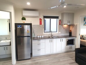 Villa Deluxe | Cuisine privée | Grand réfrigérateur, micro-ondes, plaque de cuisson