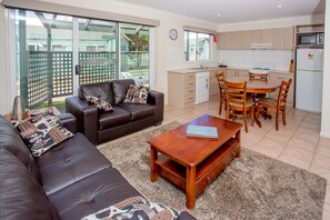 Casa de campo standard, 2 quartos, vista para o jardim | Área de estar | TV 30 polegadas com canais a cabo