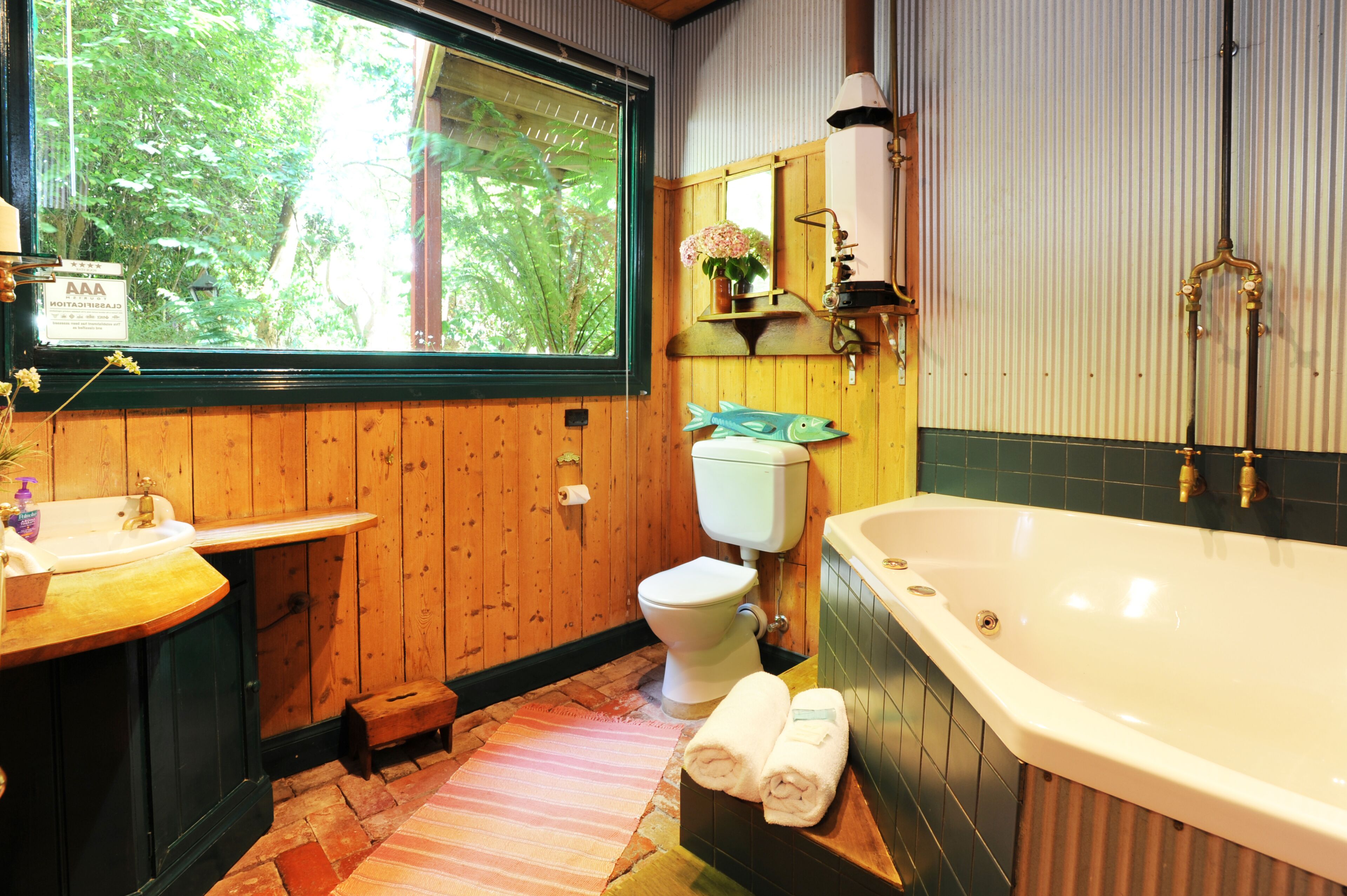 Mills Spa Cottage | Bathroom | Free toiletries, hair dryer, towels