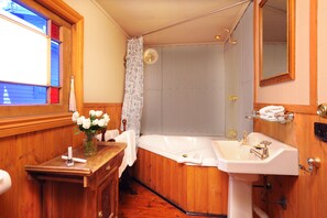 3 Bedroom Cotswald Cottage | Bathroom | Free toiletries, hair dryer, towels - Como Cottages Accommodation (Olinda)