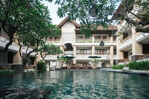 Front of property - Fourteen Roses Beach Hotel (Legian)