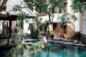 Outdoor pool - Fourteen Roses Beach Hotel (Legian)