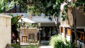 Garden view - Fourteen Roses Beach Hotel (Legian)