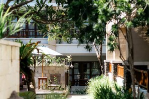 Garden view - Fourteen Roses Beach Hotel (Legian)