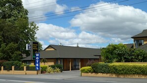 A motel with a sign indicating it is part of the Sky 50+ chain. - South Park Motel (Masterton)