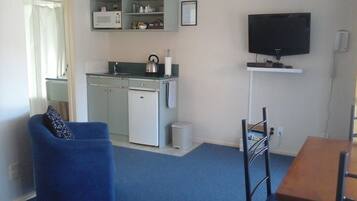 Microwave, electric kettle, cookware/dishes/utensils