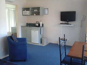 Microwave, electric kettle, cookware/dishes/utensils - South Park Motel (Masterton)