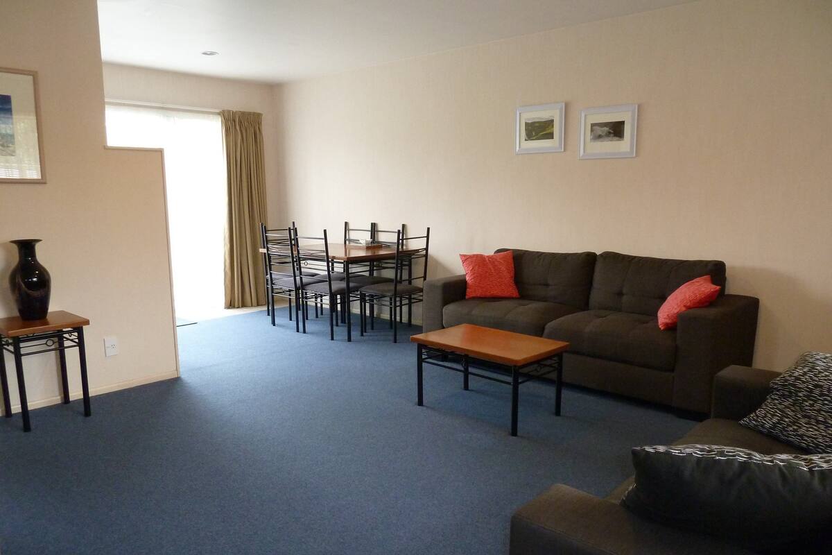 Two Bedroom Apartment with Spa Bath | Iron/ironing board, WiFi (free)