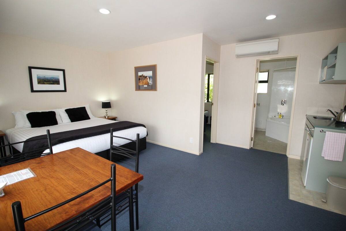 Iron/ironing board, WiFi (free)