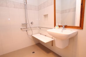 Garden Room, Accessible (Frank's Unit) | Bathroom | Separate tub and shower, jetted tub, rainfall showerhead - Fitzpatrick's Inn (Westbury)