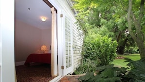 A room with a bed, a lamp, and a window. - Fitzpatrick's Inn (Westbury)