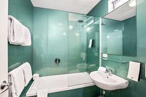 Standard Suite, 2 Bedrooms, Non Smoking, Kitchen (Unit) | Bathroom - Waipu Cove Resort (Waipu)