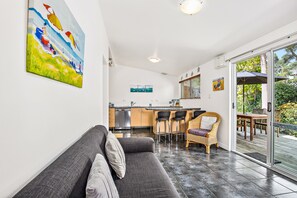 标准套房, 2 间卧室, 无烟房, 厨房 (Unit) | 起居区 | 32-英寸电视（配备卫星频道）