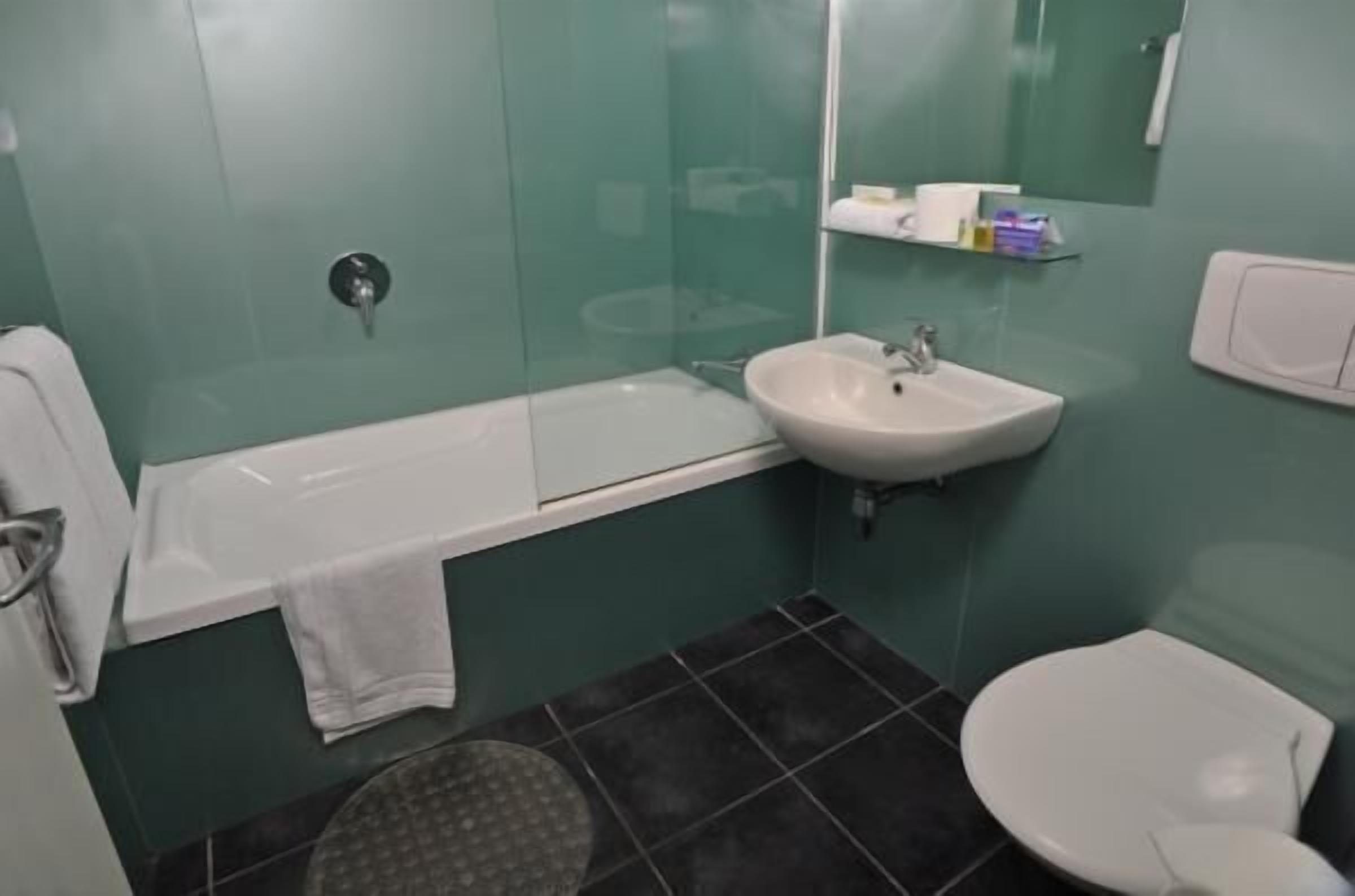 Une salle de bain avec une baignoire, un lavabo et des toilettes.