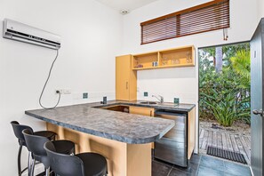 Standard Suite, 1 Bedroom, Non Smoking, Kitchen (Unit) | Private kitchen | Fridge, microwave, coffee/tea maker, electric kettle - Waipu Cove Resort (Waipu)