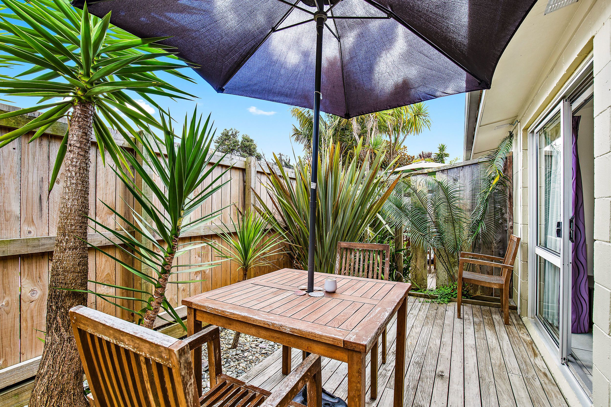 Standard Suite, 1 Bedroom, Non Smoking, Kitchen (Unit) | Living area