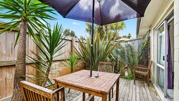 Standard Suite, 1 Bedroom, Non Smoking, Kitchen (Unit) | Living area