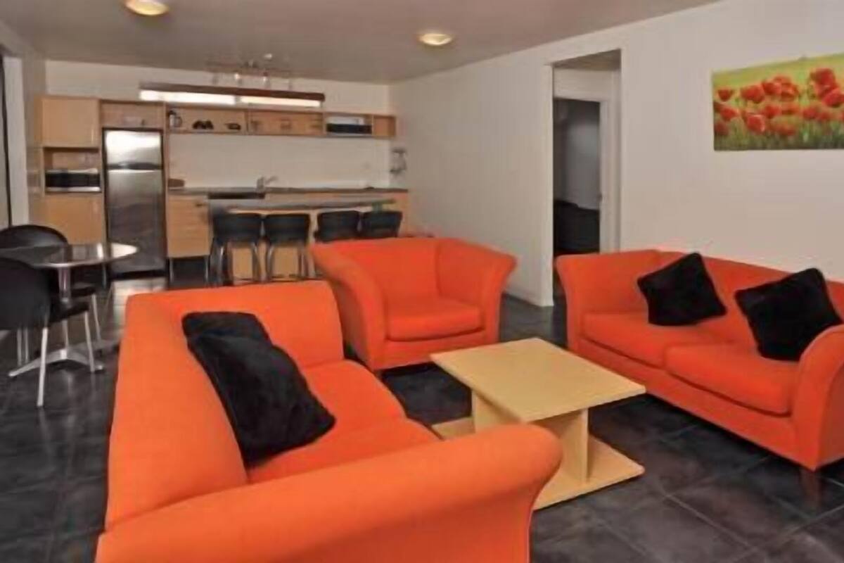 Leilighet – standard, ikke-røyk, kjøkken (Three Bedroom Unit) | Oppholdsområde | En 32-tommers TV med Parabol-TV