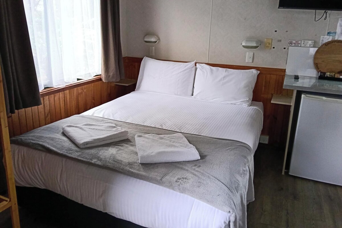 Ash Cabin | Iron/ironing board, free WiFi, bed sheets