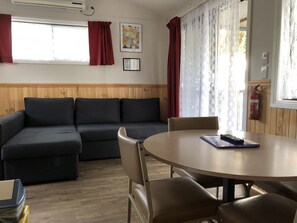 Cabaña estándar, 2 habitaciones, cocina | Zona de estar | Televisión de pantalla plana de 24 pulgadas con canales digitales
