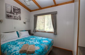 Deluxe Cabin, 2 Bedrooms, Kitchen | Iron/ironing board, free WiFi, bed sheets - Twin Dolphins Holiday Park (Tuncurry)