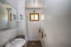 Cabaña Deluxe, 2 habitaciones, cocina | Baño | Secador de pelo y toallas