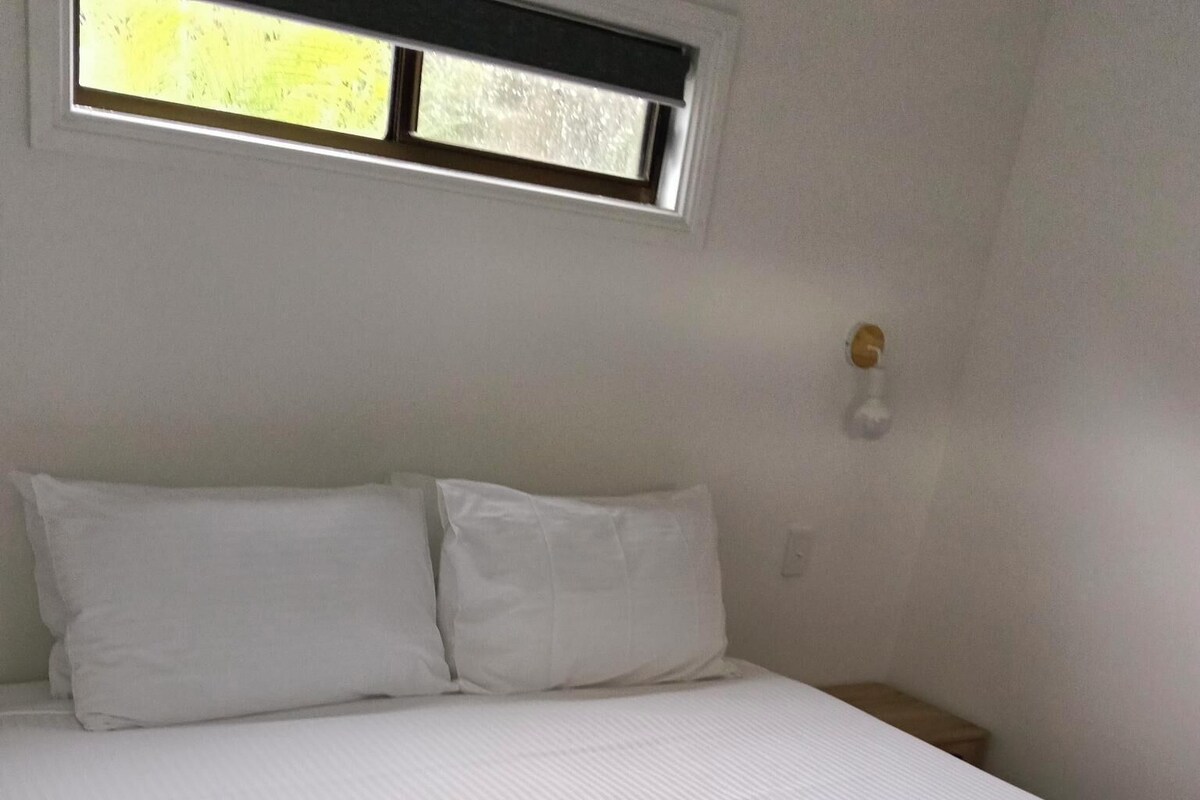 Economy Cabin, 1 Bedroom, Kitchen | Iron/ironing board, free WiFi, bed sheets