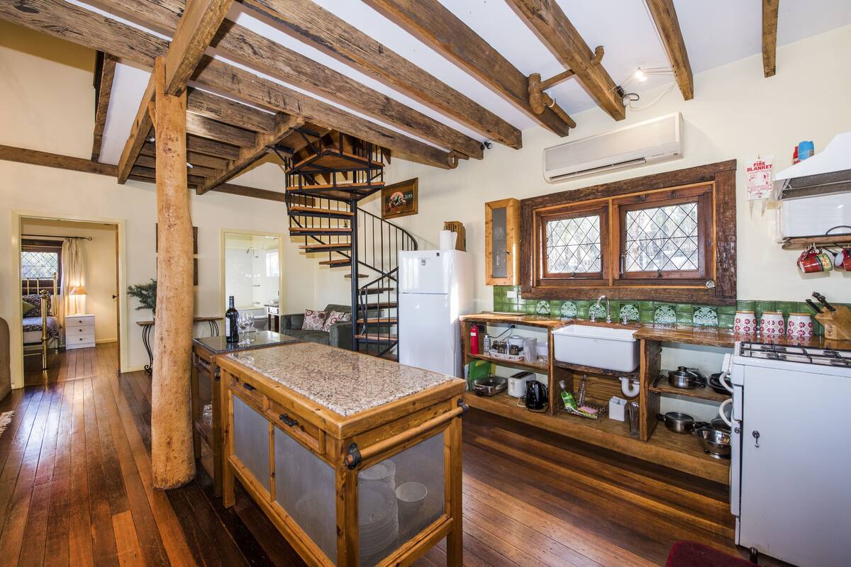 Standard-Suite, Mehrere Schlafzimmer, Nichtraucher, Küche (Maggies Cottage) | Essbereich im Zimmer