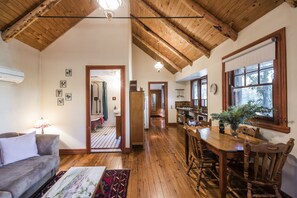 Standard-Ferienhaus, 1 Schlafzimmer, Nichtraucher, Küche (Calving Gully Cottage) | Wohnbereich | Kamin