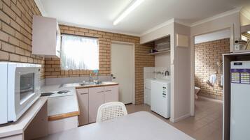 Chambre Exécutive, non-fumeurs, coin cuisine (Exec Queen 2 Singles) | Coin cuisine privé | Réfrigérateur, micro-ondes, cafetière/bouilloire, bouilloire électrique