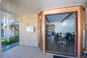 Free daily continental breakfast - Jacaranda Place Motor Inn (South Toowoomba)