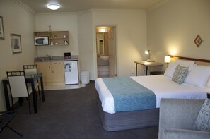 Deluxe Studio, Non Smoking, Kitchenette | Minibar, desk, soundproofing, iron/ironing board