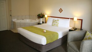 Executive Studio, Non Smoking, Kitchenette (Executive Spa Getaway) | Minibar, desk, soundproofing, iron/ironing board - Tuscany Villas Whakatane (Whakatane)