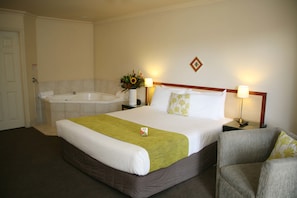 Studio Exécutif, non-fumeurs, coin cuisine (Executive Spa Getaway) | Minibar, bureau, chambres insonorisées, fer et planche à repasser