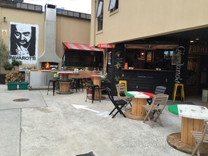 Outdoor dining - Tuscany Villas Whakatane (Whakatane)