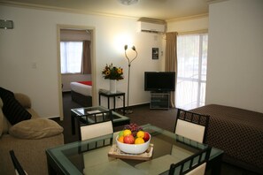 Standaard suite, 1 slaapkamer, niet-roken, keuken (Suite) | Woonruimte | Een 40-inch lcd-televisie met digitale zenders en televisie