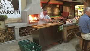 Outdoor dining - Tuscany Villas Whakatane (Whakatane)
