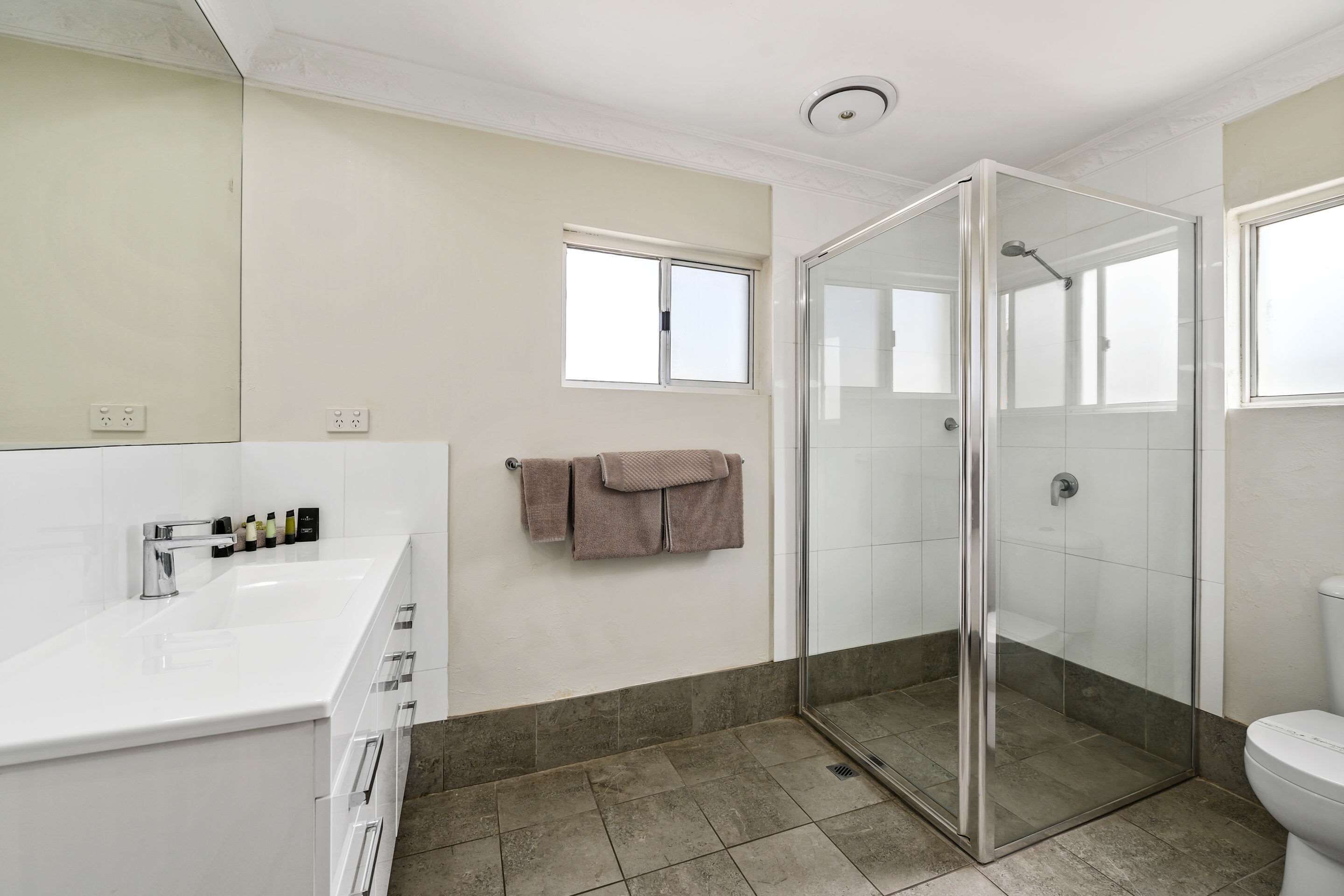 cottage, 2 bedrooms (self contained) | bathroom | shower, free toiletries, hair dryer, towels