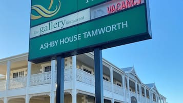 A sign for Quality Inn, indicating a vacancy.