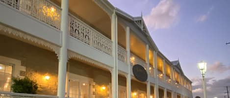 住宿正面 (夜晚)