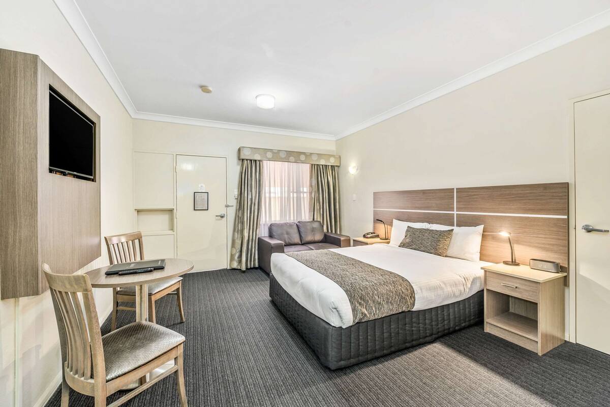 Deluxe Suite, 1 Queen Bed | Minibar, blackout drapes, iron/ironing board, cribs (surcharge)