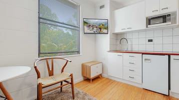 Economy-Apartment | Wohnbereich | 90-Zoll-Fernseher mit Digitalempfang