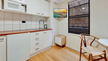 Economy appartement | Woonruimte | Een 90-inch televisie met digitale zenders