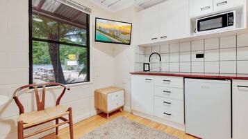 Economy-Apartment | Wohnbereich | 90-Zoll-Fernseher mit Digitalempfang