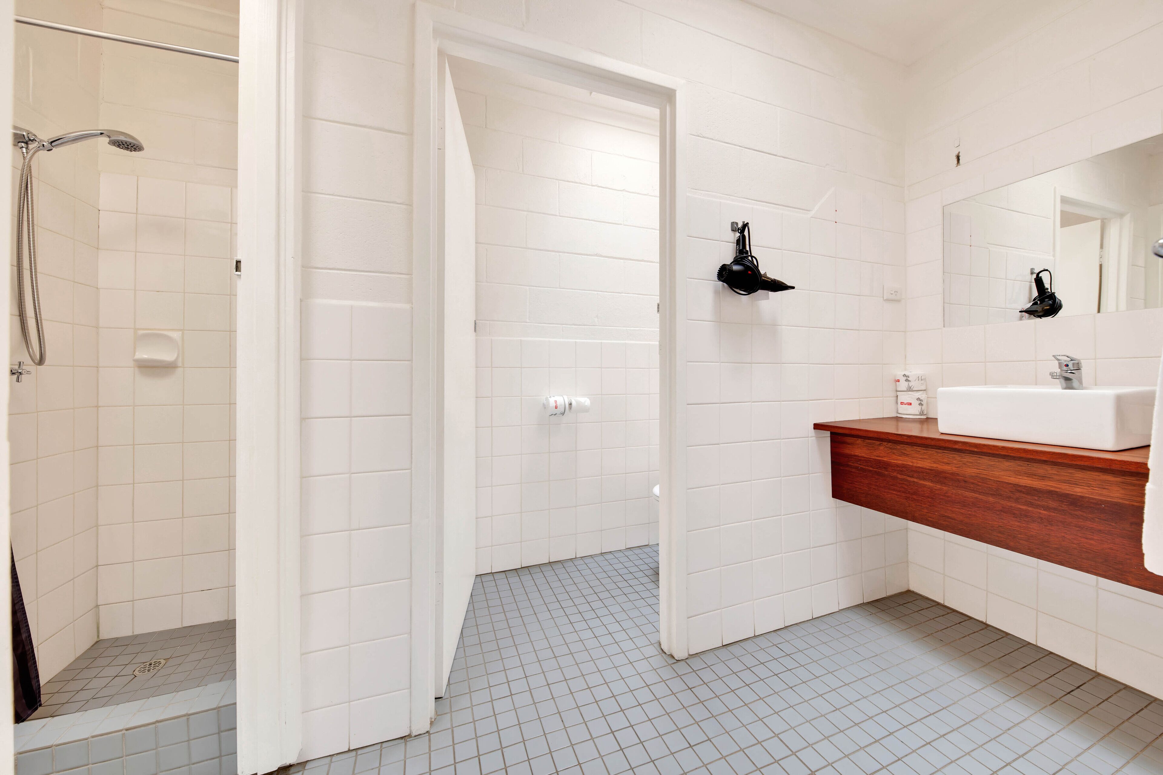 Apartamento económico | Baño | Ducha y cabezal de ducha tipo lluvia