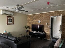 标准公寓, 2 间卧室 | 起居区 | 42-英寸智能电视（配备有线频道）