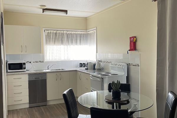 Standaard appartement, 2 slaapkamers | Woonruimte | Een 42-inch smart-tv met kabelzenders