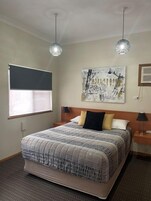 スタンダード ルーム 禁煙 (Budget Room) | 客室ごとに異なる装飾、客室ごとに異なるインテリア、デスク、アイロン / アイロン台