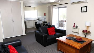 Standard Apartment, 2 Bedrooms | Ruang tamu | 42 inci sebuah televisyen pintar dengan kabel