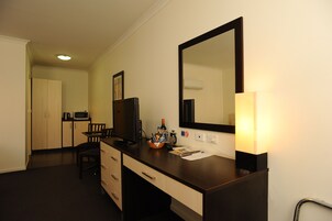 Habitación Deluxe (Delux Room) | Ropa de cama de alta calidad, minibar, caja fuerte y cunas (de pago)